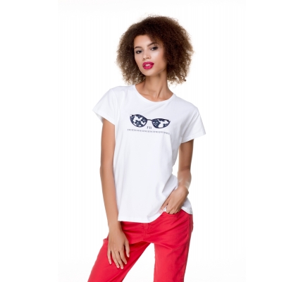 T-shirt white color with a glasses