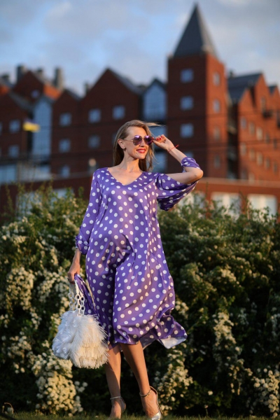 Сукня фіолетового кольору в горошок - Фото