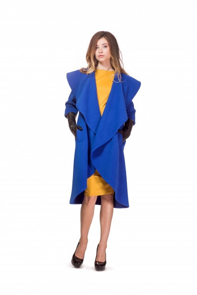 Пальто синього кольору з укороченим рукавом - Фото