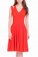 Платье красного цвета с наружными швами - Фото