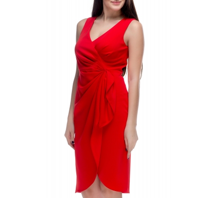 Платье с драпировкой красного цвета 
