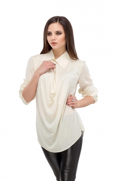 Блузка молочного кольору з драпіровкою - Фото