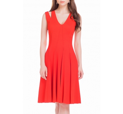 Платье красного цвета с наружными швами